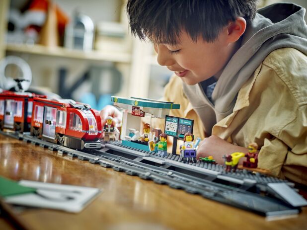 LEGO City Downtown Streetcar & Station (60423) (5)