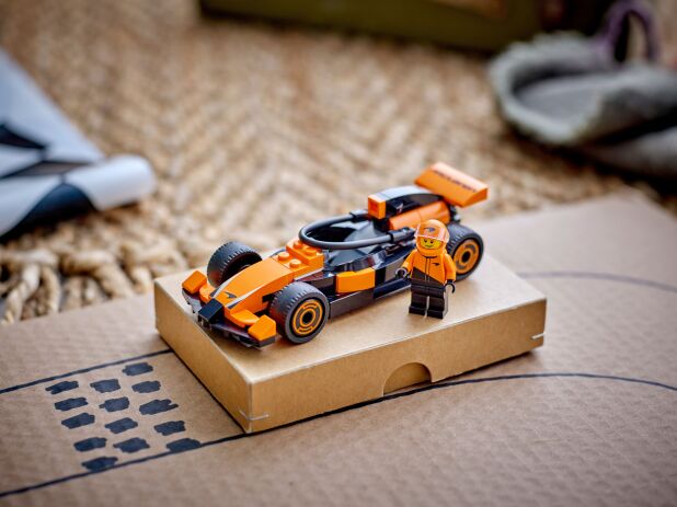 LEGO City F1 Driver With McLaren Race Car (60442) (7)