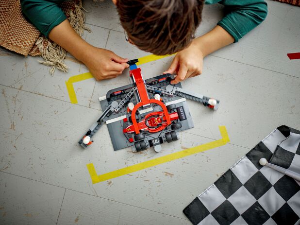 LEGO City F1 Pit Stop & Pit Crew With Ferrari Car (60443) (7)