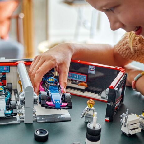 LEGO City F1 Garage & Mercedes-AMG & Alpine Cars (60444) (4)