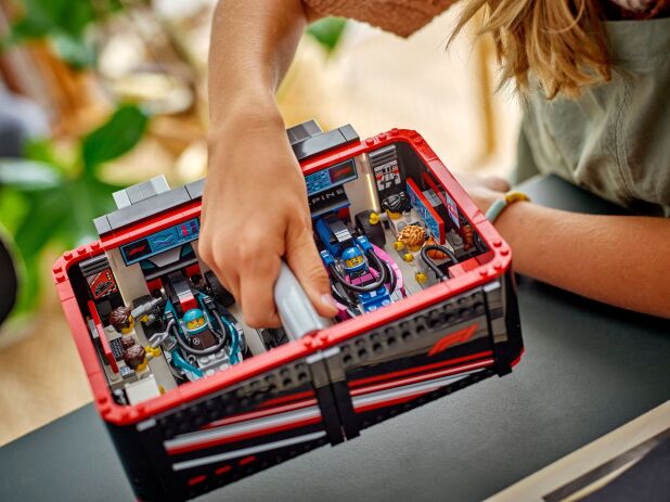 LEGO City F1 Garage & Mercedes-AMG & Alpine Cars (60444) (9)