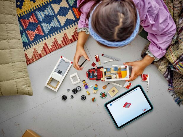 LEGO City Holiday Adventure Camper Van (60454) (7)