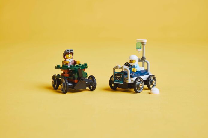 LEGO® City Airplane vs. Hospital Bed Race Car Pack (60459) (8)