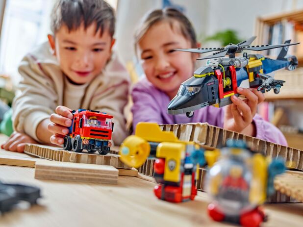 LEGO® City Helicopter, Fire Truck & Submarine Remix (60462) (9)