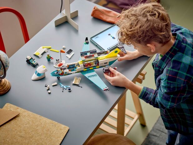 LEGO City Emergency Air Ambulane Airplane (60465) (5)