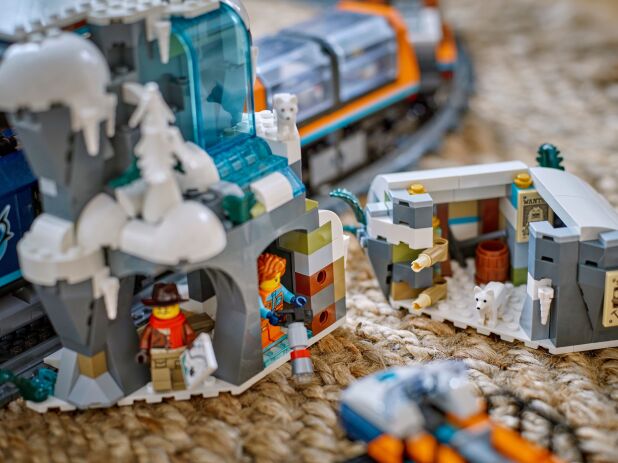 LEGO® City Explorers' Arctic Polar Express Train (60470) (13)