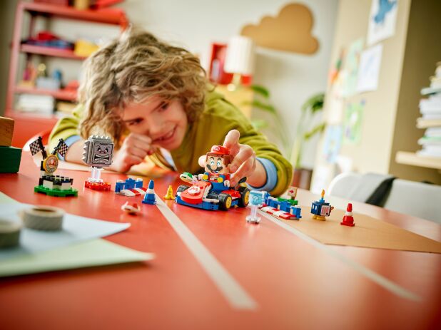 LEGO Super Mario Kart-Interactive Lego Mario & Standard Kart (72043) (7)