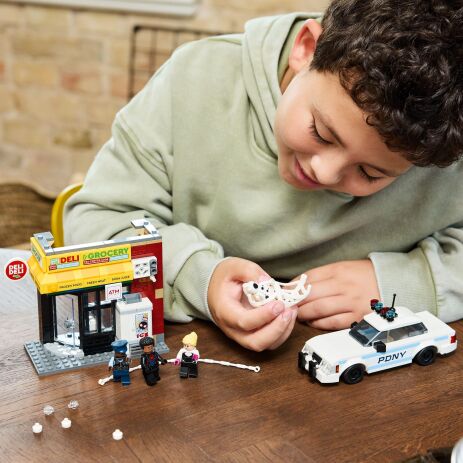 LEGO Super Heroes Spider-Verse: Miles Morales vs. The Spot (76311) (7)