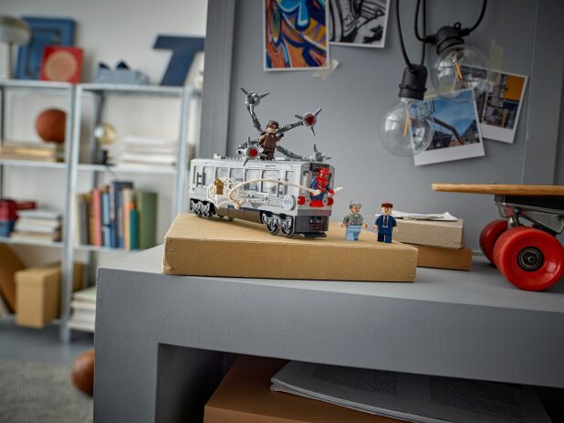 LEGO Super Heroes Spider-Man vs. Doc Ock Subway Train Scene (76321) (8)