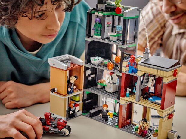 LEGO® Super Heroes Spiderman vs. Oscorp (76324) (10)