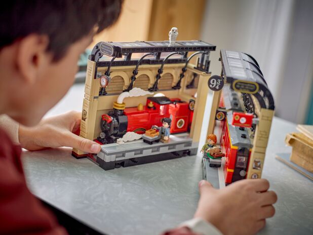 LEGO Harry Potter Book Nook: Hogwarts Express (76450) (6)