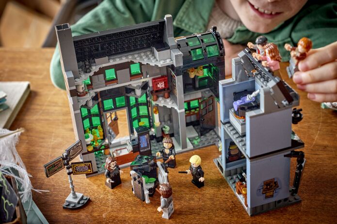LEGO® Harry Potter Knockturn Alley Wizarding Shops (76471) (10)