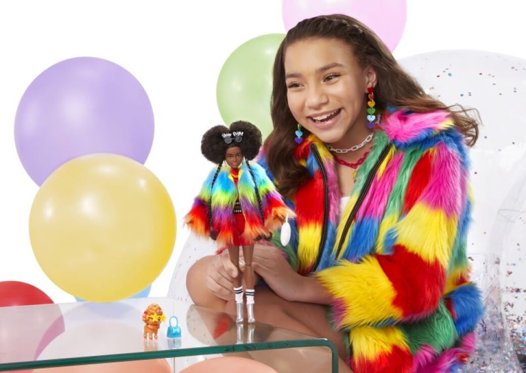 Barbie Extra-Rainbow Coat (GVR04) (3)