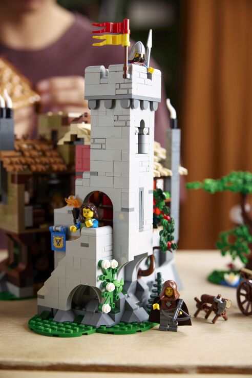 LEGO Icons Medieval Town Square (10332) (10)