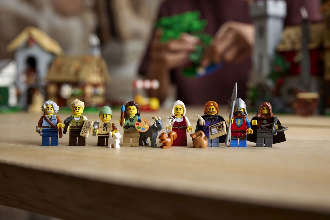 LEGO Icons Medieval Town Square (10332) (14)