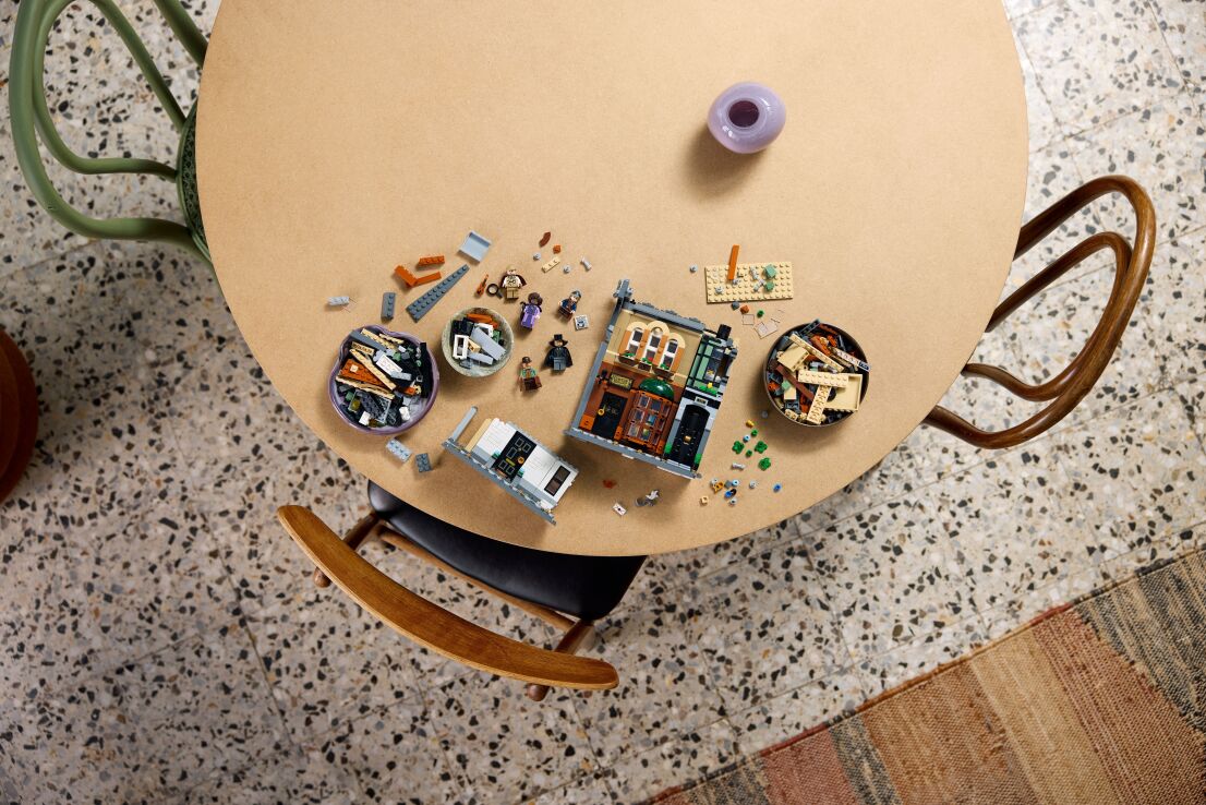 LEGO Icons Sherlock Holmes: Book Nook (10351) (8)