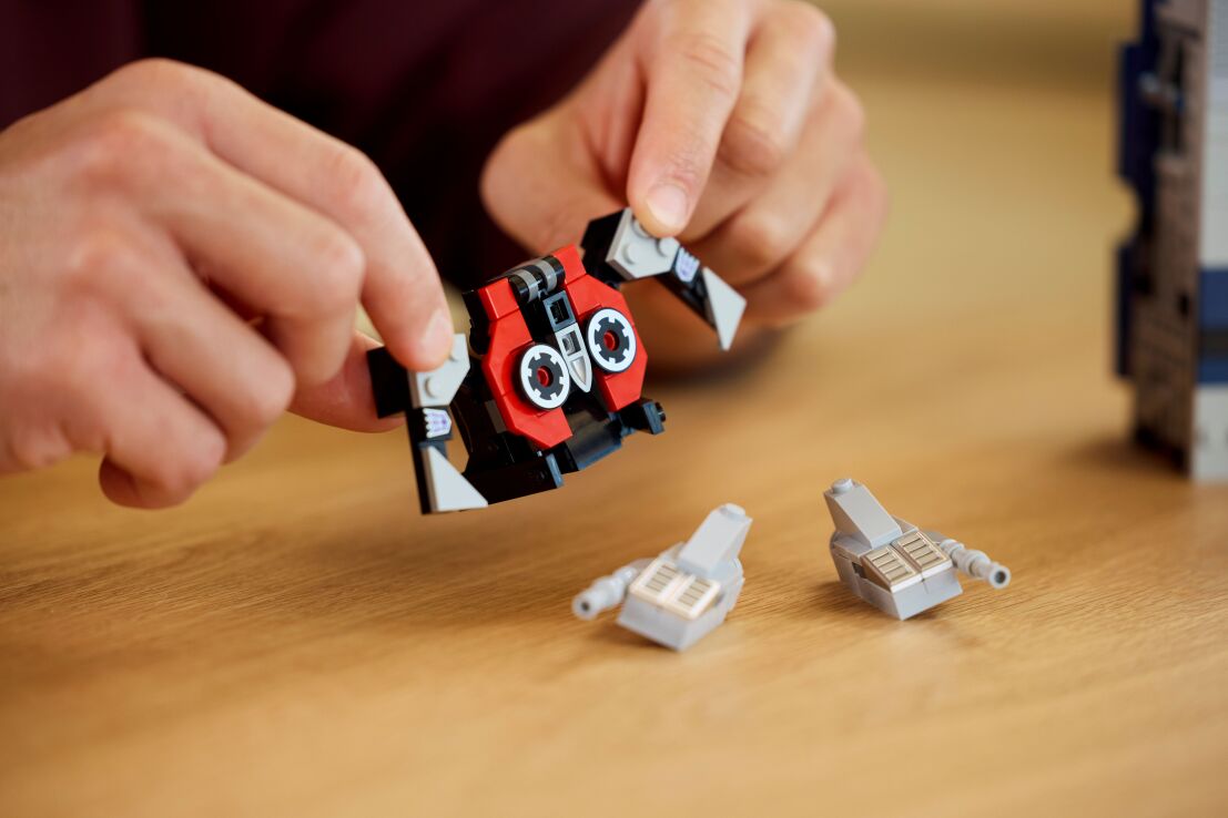 LEGO Icons Transformers Soundwave (10358) (10)