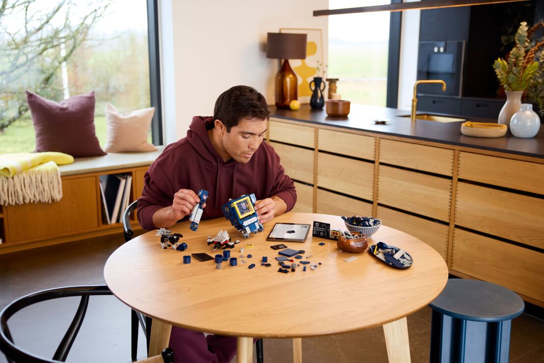 LEGO Icons Transformers Soundwave (10358) (6)