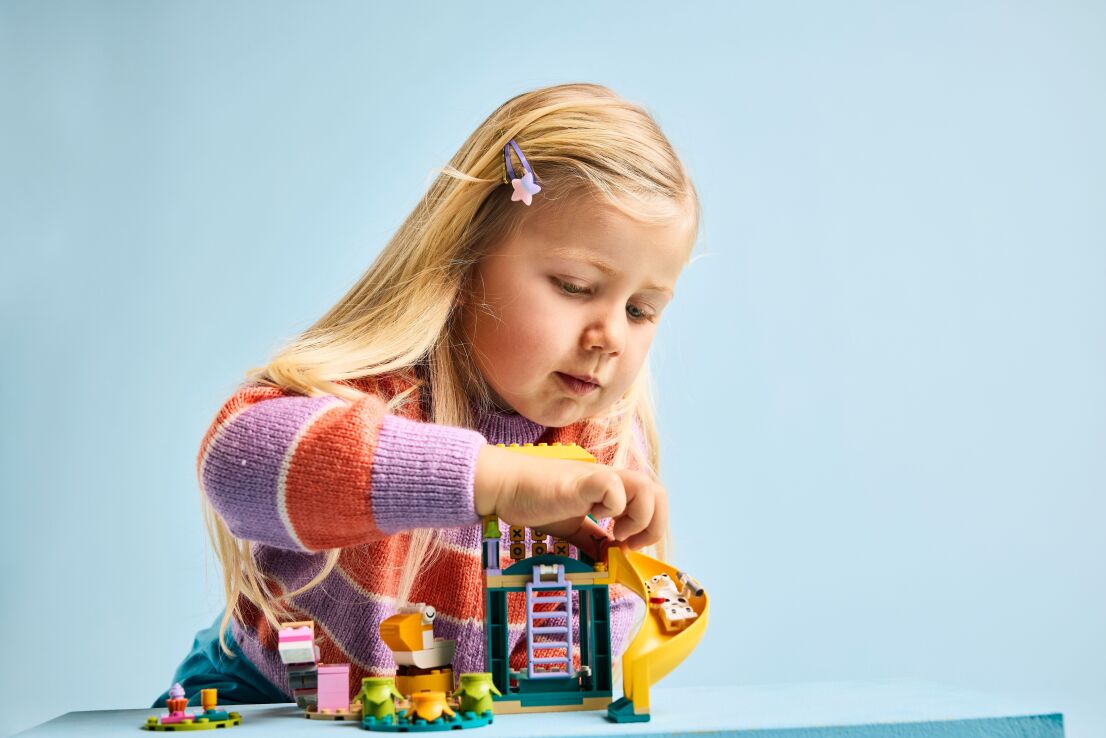 LEGO Bluey Playground Fun With Bluey & Chloe (11201) (7)