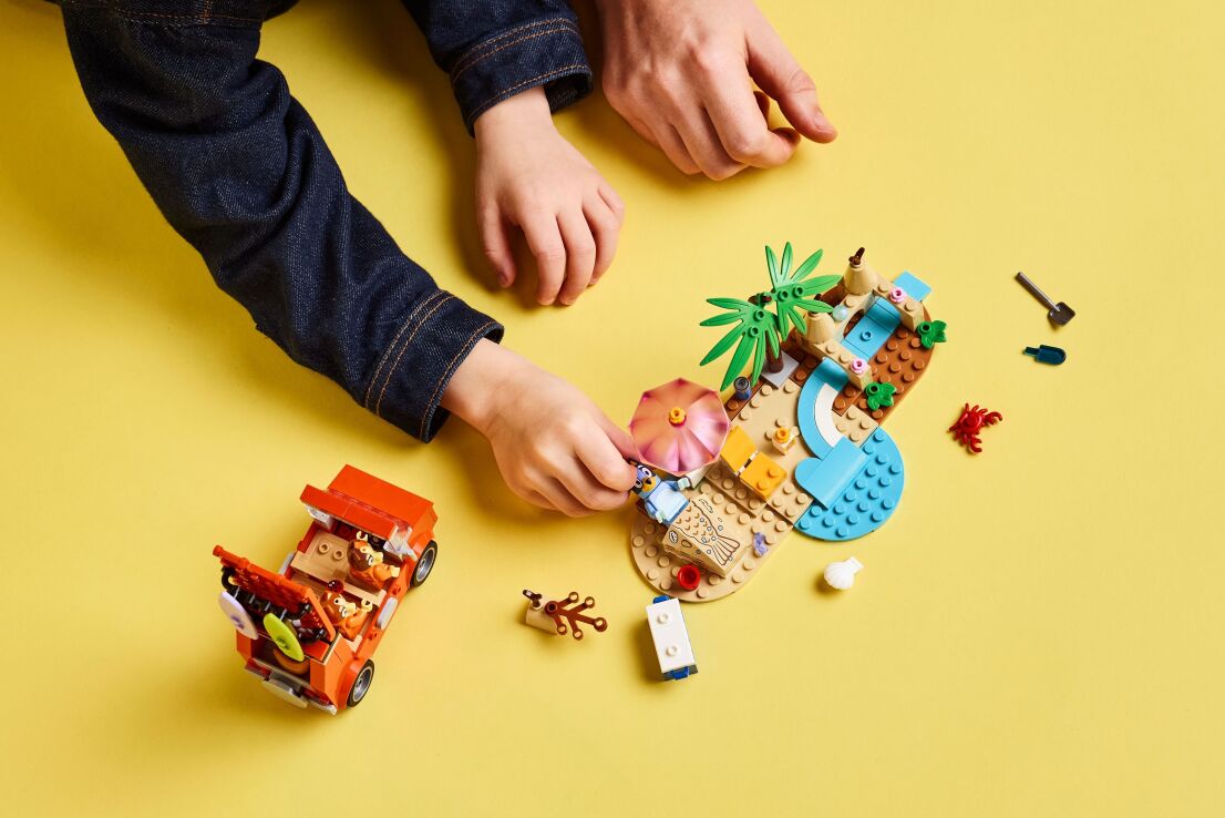 LEGO Bluey's Beach & Family Car Trip (11202) (6)