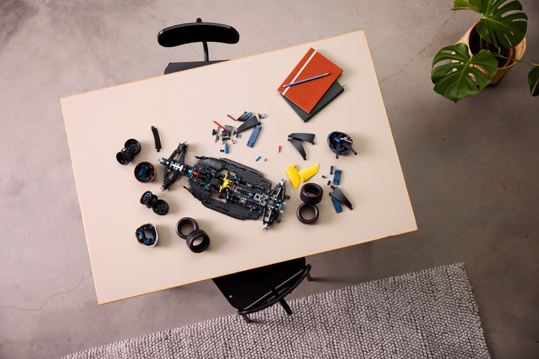 LEGO Technic Oracle Red Bull Racing RB20 F1 Car (42206) (4)