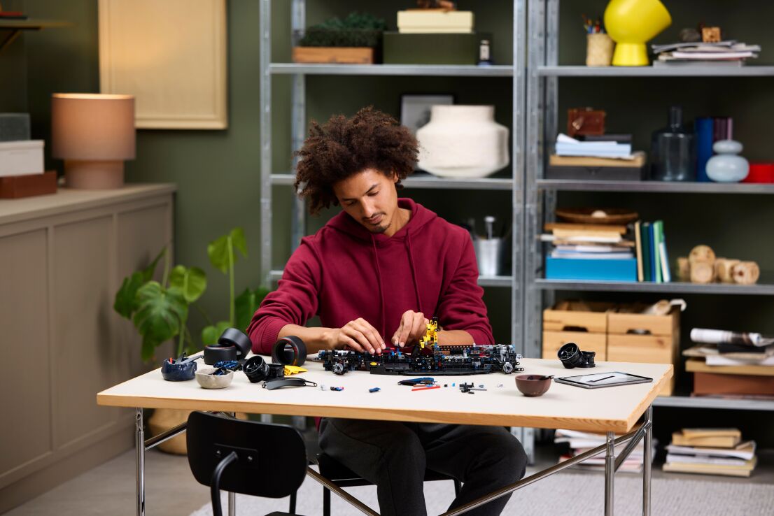 LEGO Technic Oracle Red Bull Racing RB20 F1 Car (42206) (5)