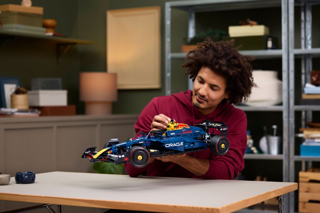 LEGO Technic Oracle Red Bull Racing RB20 F1 Car (42206) (9)