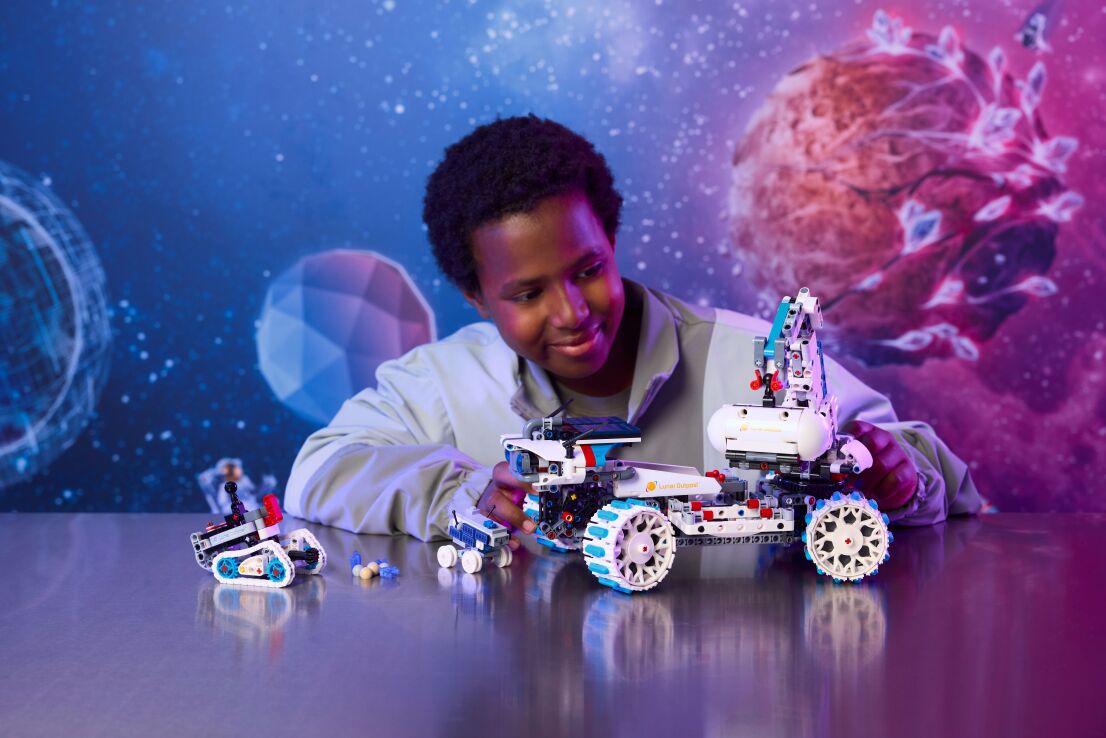 LEGO Technic Lunar Outpost Moon Rover Space Vehicle (42211) (4)