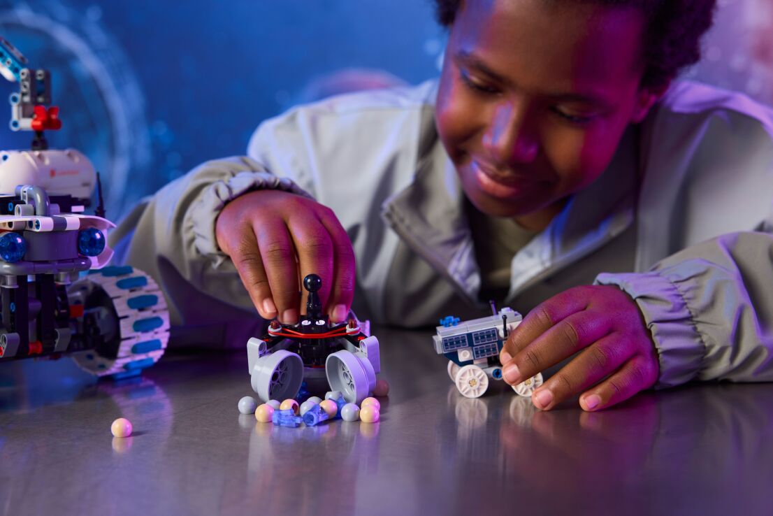 LEGO Technic Lunar Outpost Moon Rover Space Vehicle (42211) (5)