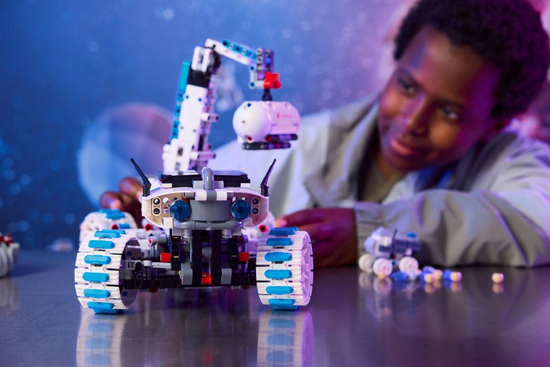 LEGO Technic Lunar Outpost Moon Rover Space Vehicle (42211) (7)