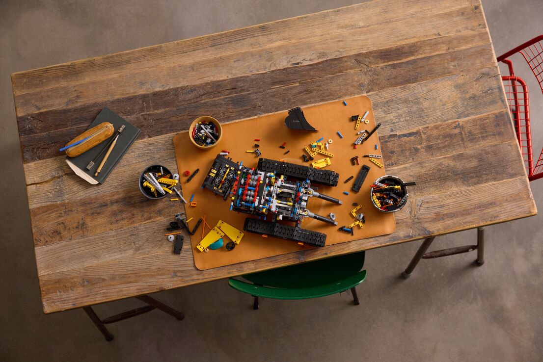 LEGO Technic Volvo EC500 Hybrid Excavator (42215) (3)