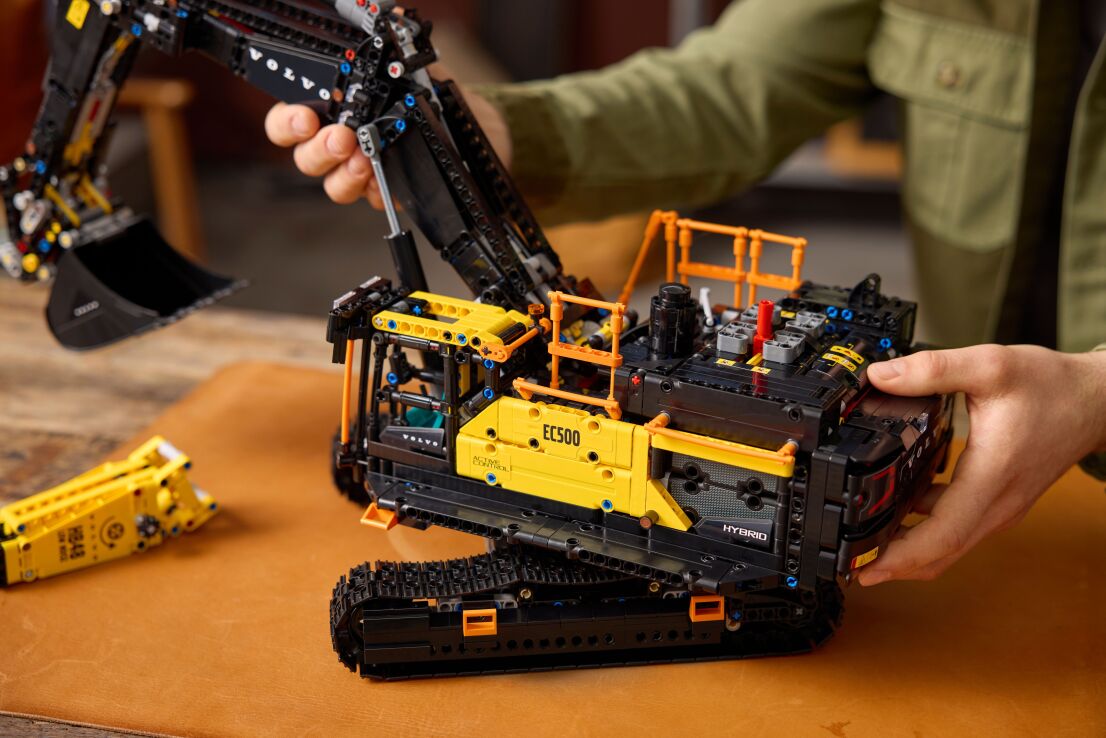 LEGO Technic Volvo EC500 Hybrid Excavator (42215) (6)