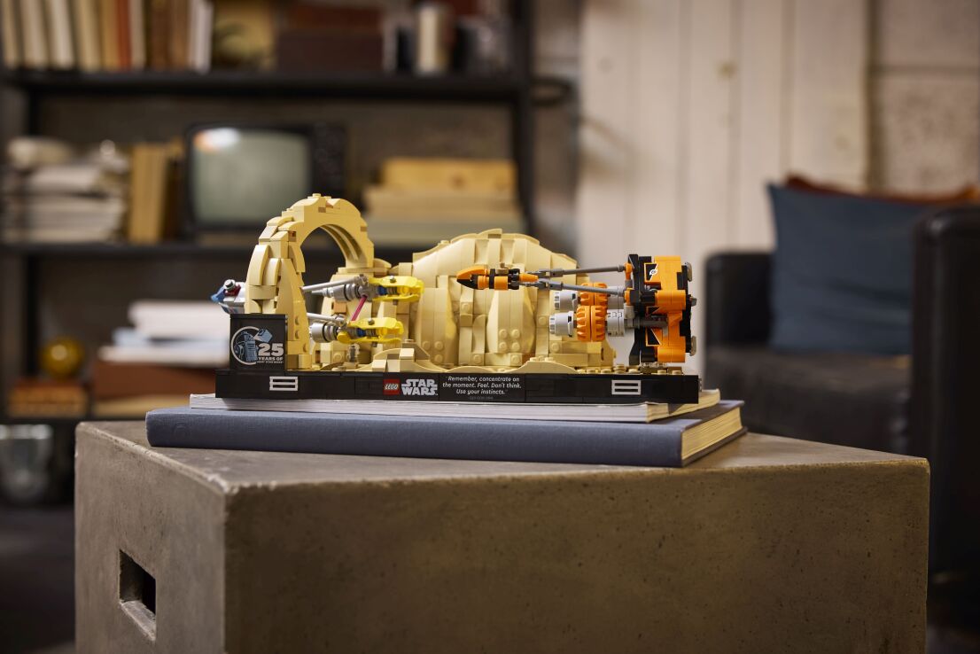 LEGO Star Wars Mos Espa Podrace Diorama (75380) (10)