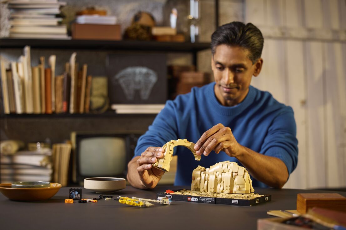 LEGO Star Wars Mos Espa Podrace Diorama (75380) (8)