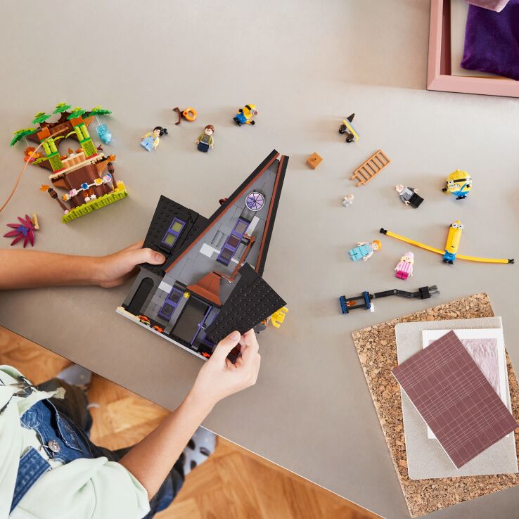 LEGO Minions Gru's Family Mansion (75583) (5)