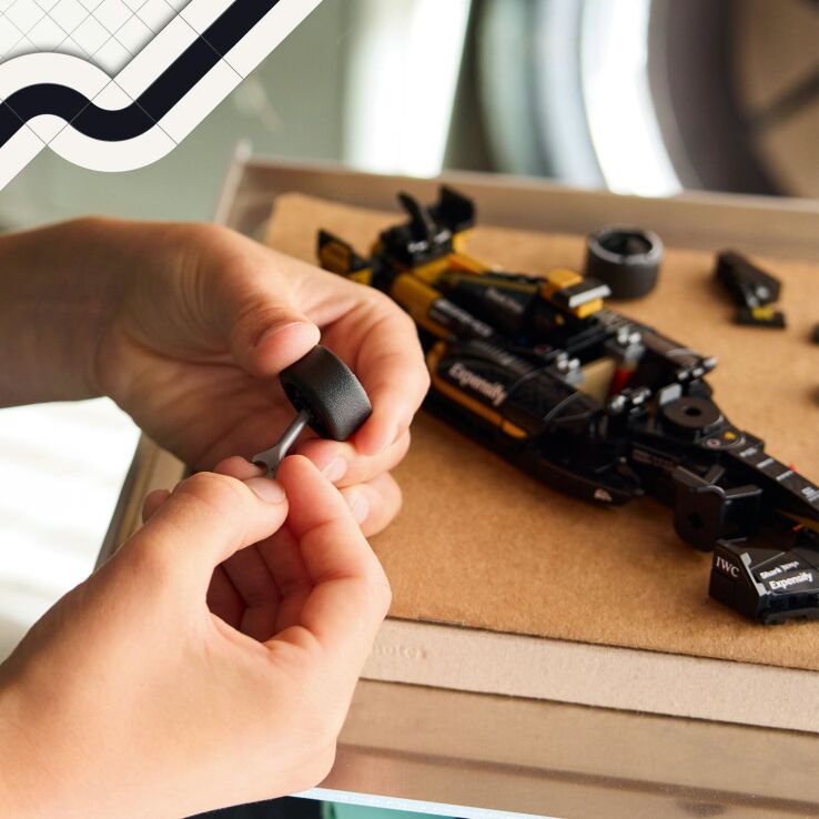 LEGO® Speed Champions APXGP Team Race Car From F1 The Movie (77252) (3)