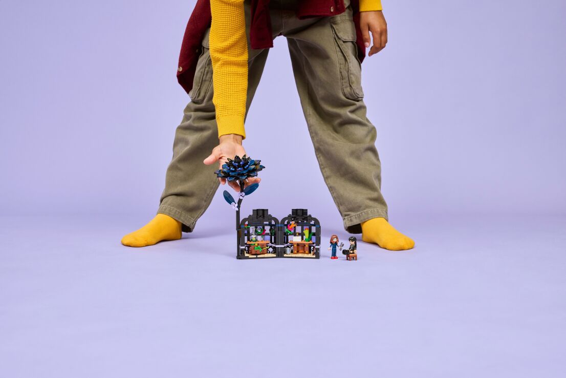 LEGO Wednesday: Black Dahlia Flower (76784) (7)