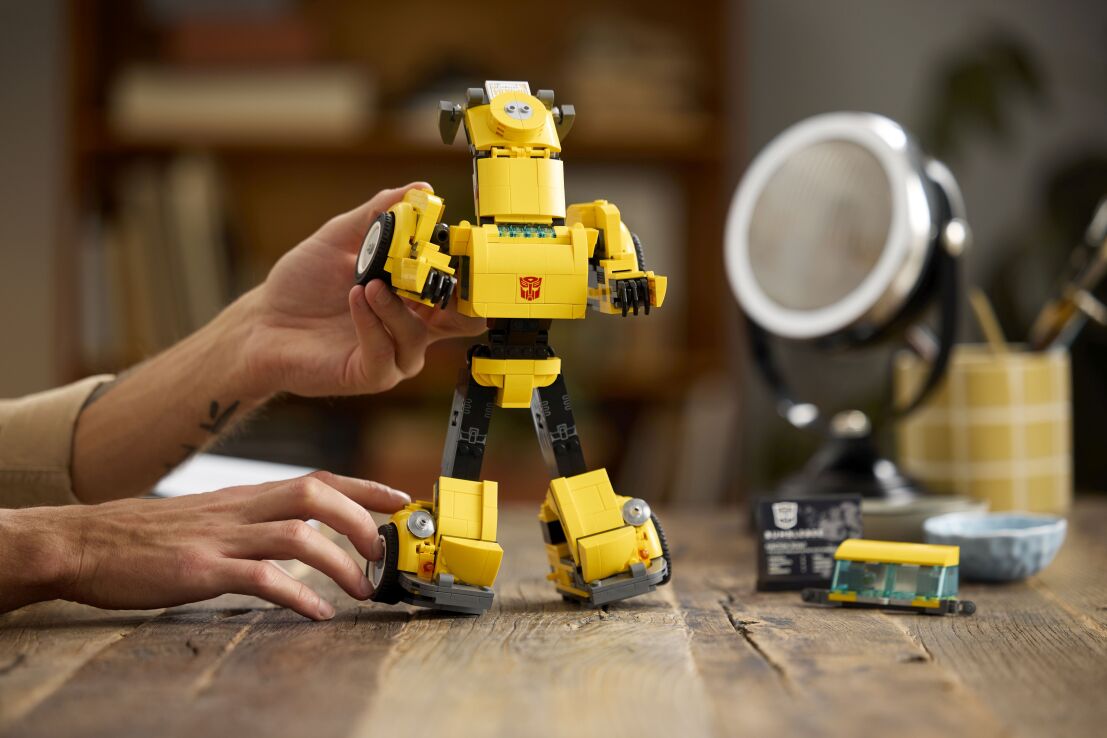 LEGO Icons Transformers Bumblebee (10338) (5)