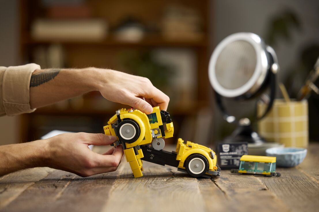 LEGO Icons Transformers Bumblebee (10338) (7)