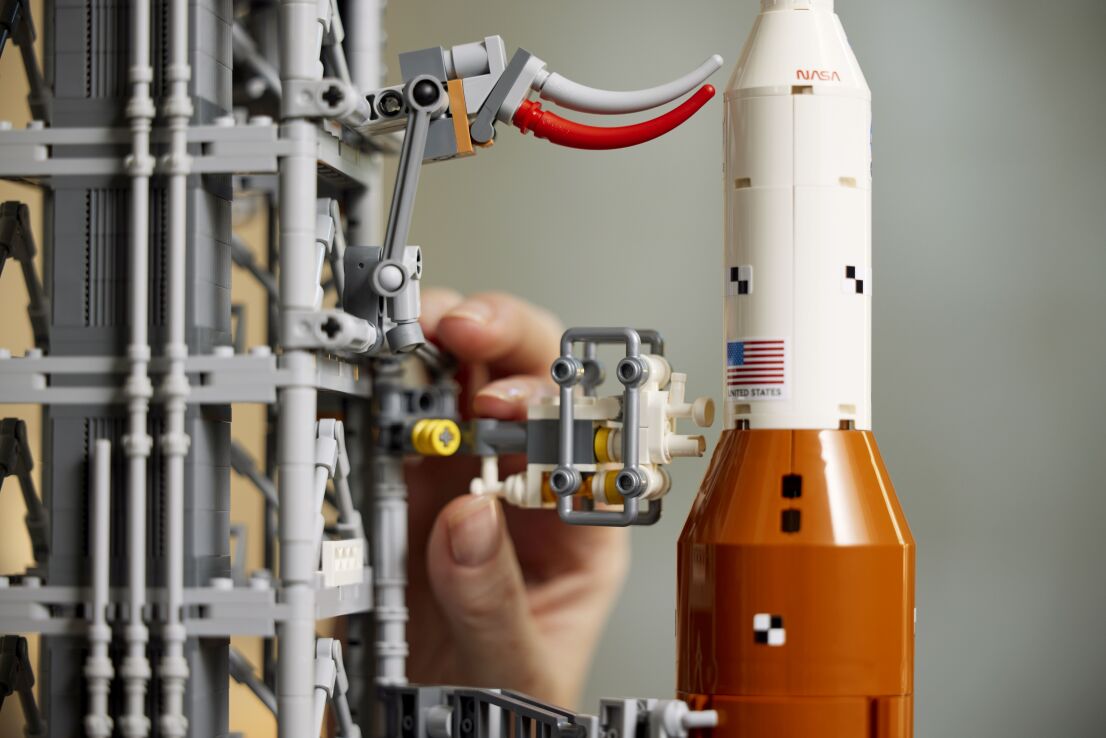 LEGO Icons Nasa Artemis Space Launch System (10341) (16)