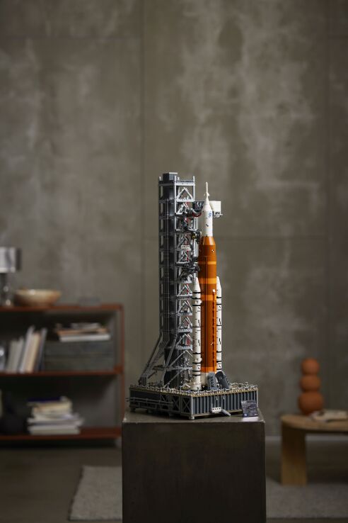 LEGO Icons Nasa Artemis Space Launch System (10341) (19)