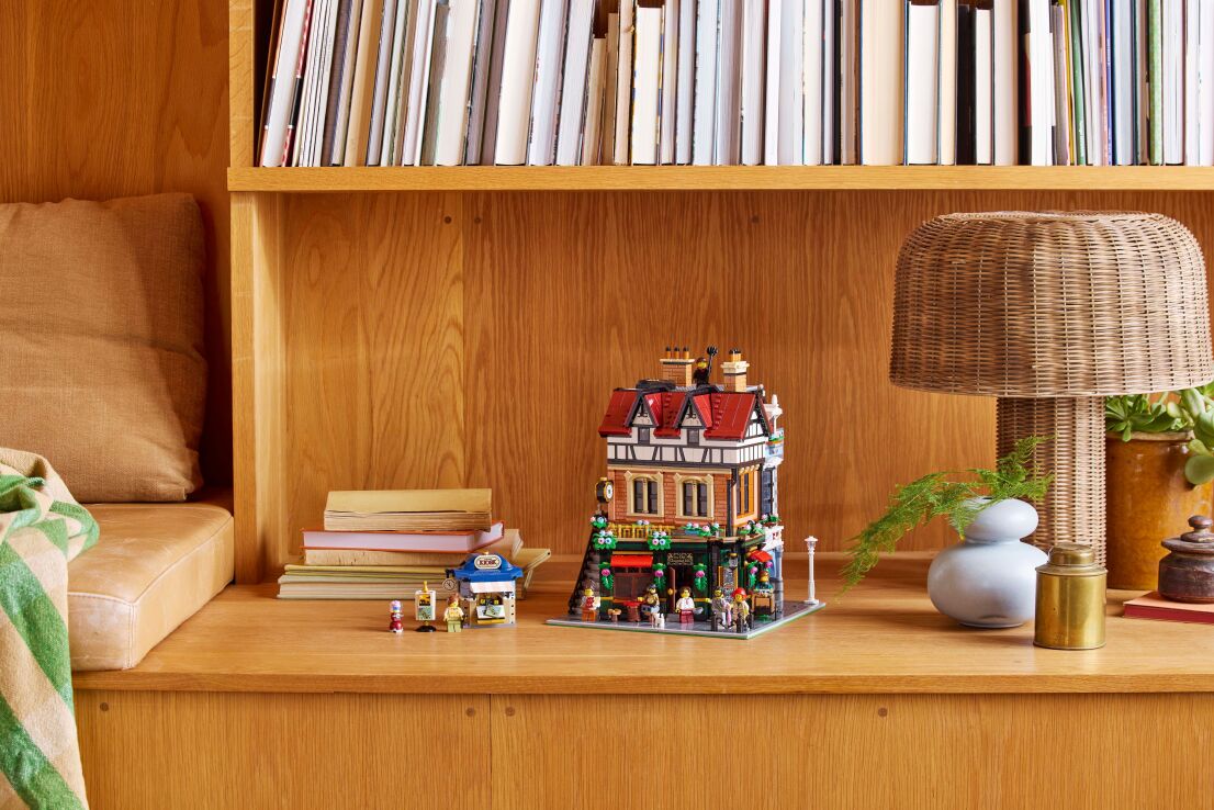 LEGO® Icons Tudor Corner (10350) (13)