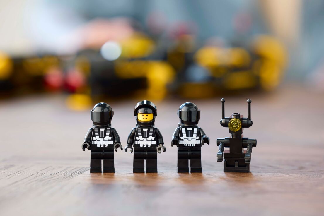 LEGO® Icons Blacktron Renegade (10355) (10)