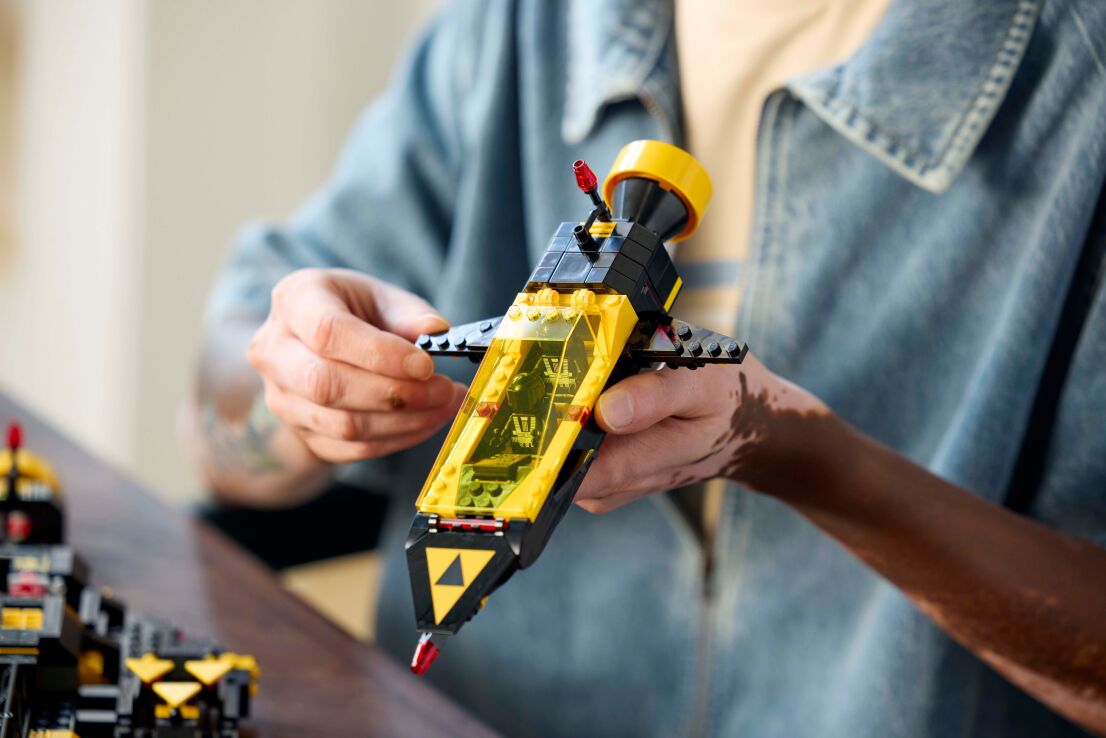 LEGO® Icons Blacktron Renegade (10355) (11)