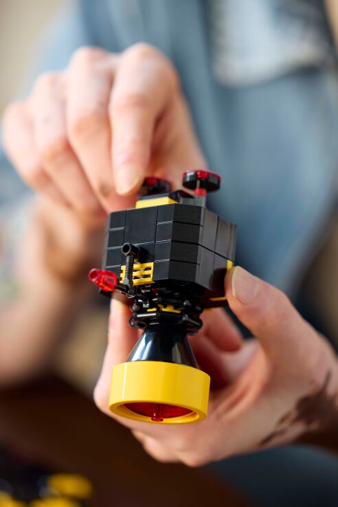 LEGO® Icons Blacktron Renegade (10355) (8)