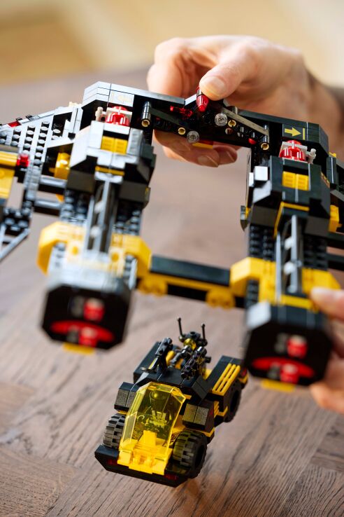 LEGO® Icons Blacktron Renegade (10355) (9)