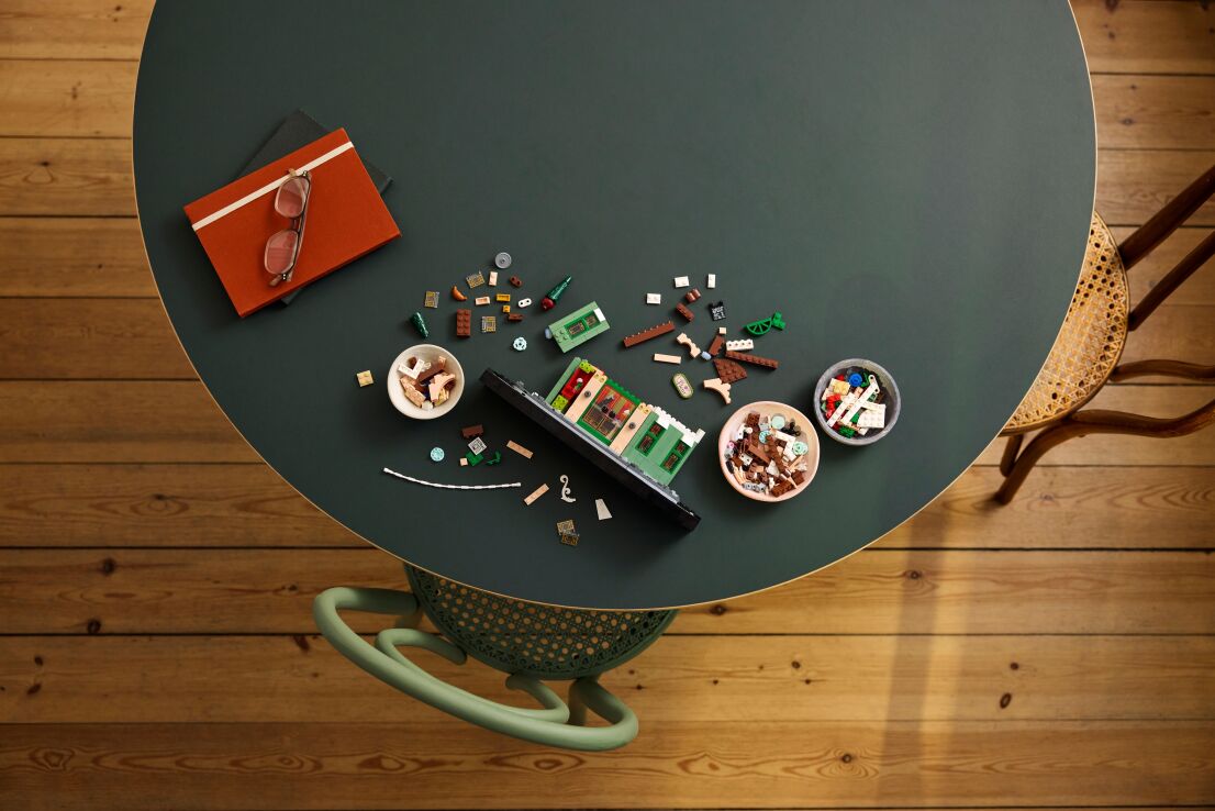 LEGO Icons French Cafe (10362) (5)