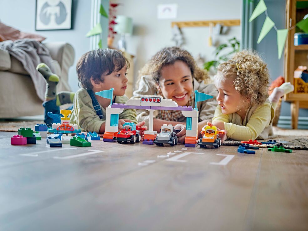 LEGO® Duplo F1 Team Race Cars & Drivers (10445) (9)