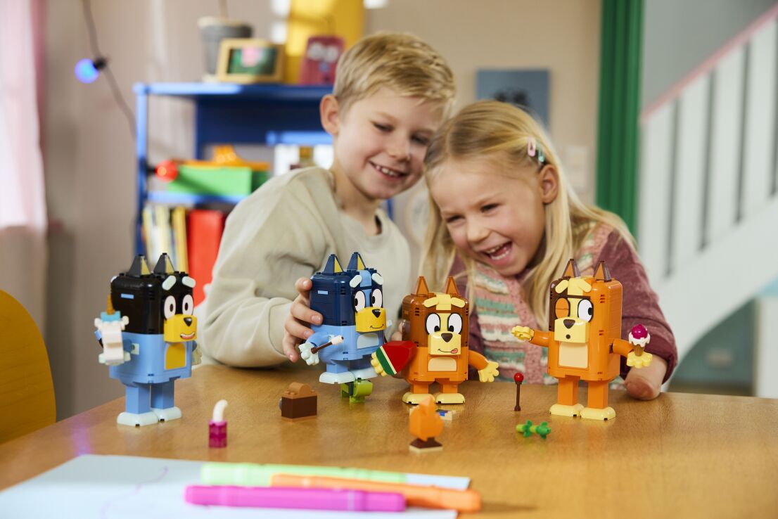 LEGO® Bluey Brick-Built Bluey Family (11217) (6)