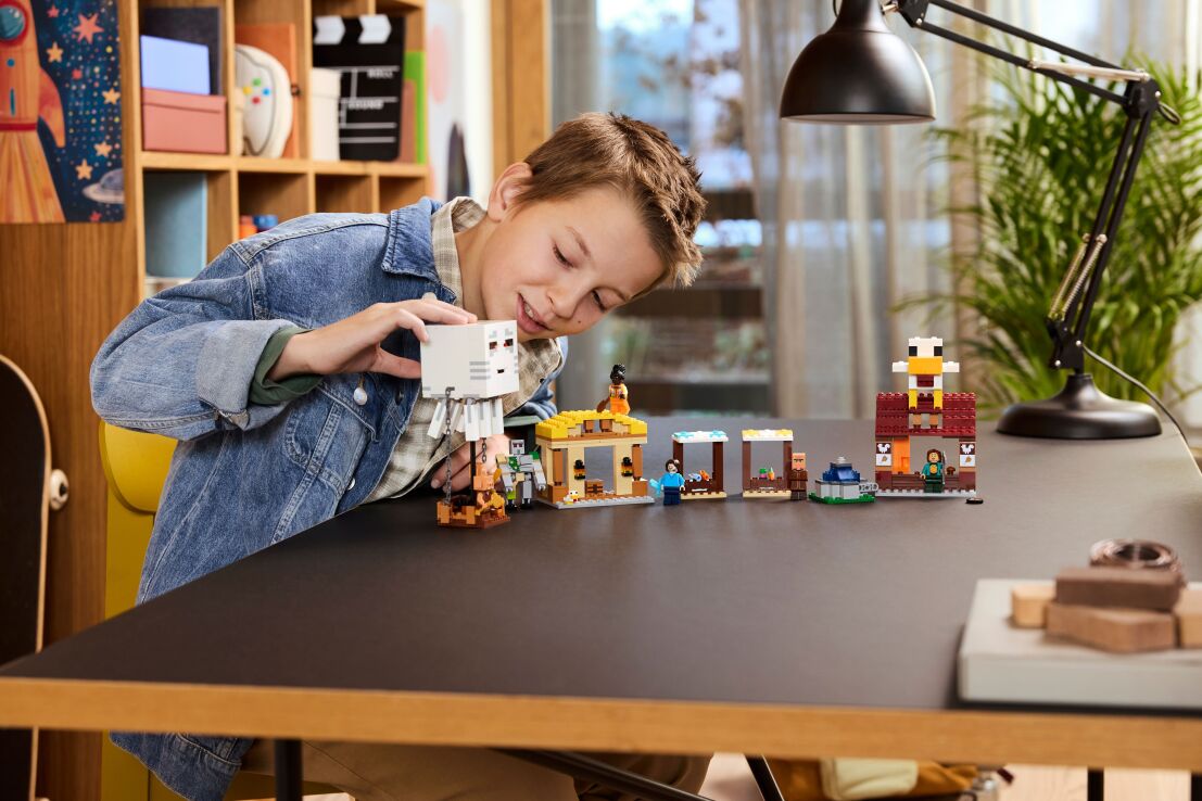 LEGO Minecraft The Ghast Balloon Village Attack (21273) (8)